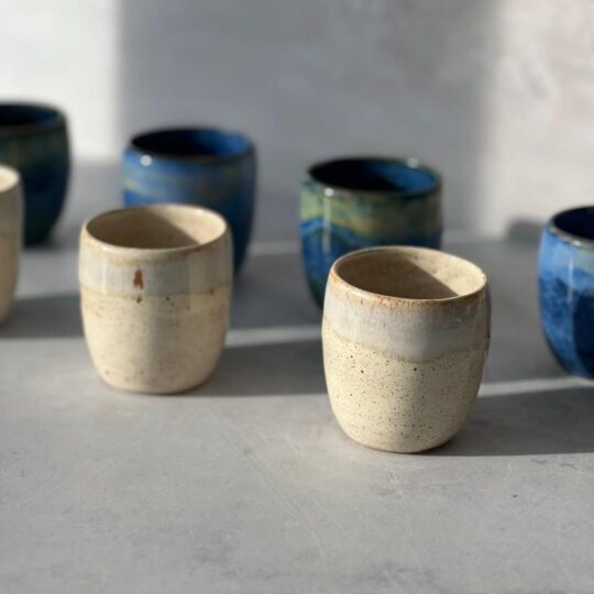 Handgemaakte espressokopjes beige en blauw